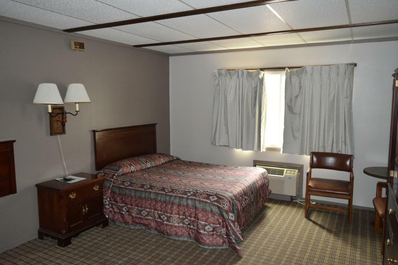 Countryside Inn Hillsboro Exterior photo